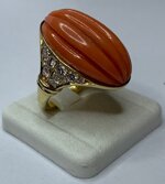 anello-in-oro-giallo-con-corallo-cabochion