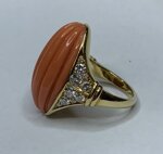 anello-in-oro-giallo-con-corallo-cabochion