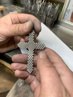 croce-in-oro-bianco-con-diamanti