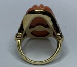 anello-in-oro-giallo-con-corallo-cabochion