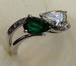 anello-contrarie-con-diamante-e-smeraldo