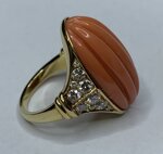 anello-in-oro-giallo-con-corallo-cabochion