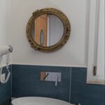 specchio-per-il-bagno-ricavato-da-oblo-originale-dei-primi-del-900