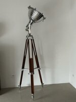 lampada-piantana-realizzata-con-faro-navale