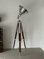 lampada-piantana-realizzata-con-faro-navale