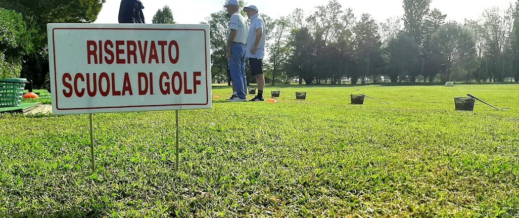 Immagine del campo pratica durante una sessione di scuola di golf dei nostri corsi