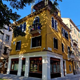 B&B Venezia l'edificio, la stanza è al secondo piano. con un balcone, che si affaccia sul parco e sulla laguna