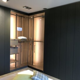 Armadio angolo FREEDHOME + VETRO TRASPARENTE Finitura NaturalWood Basalto + Vetro Trasparente Armadio angolo FREEDHOME + VETRO TRASPARENTE Finitura NaturalWood Basalto + Vetro Trasparente