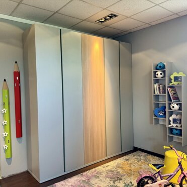 Armadio QIK battente Finitura Titanio + Natura + Edera Armadio QIK battente Finitura Titanio + Natura + Edera