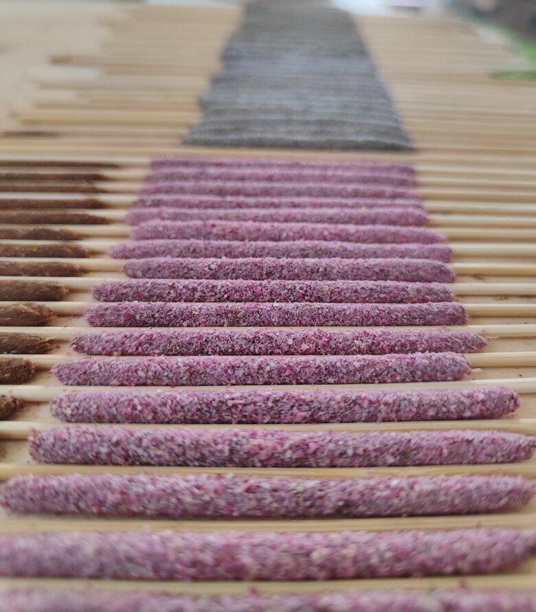 Incensi in legno foglie e resine lavorati alla 