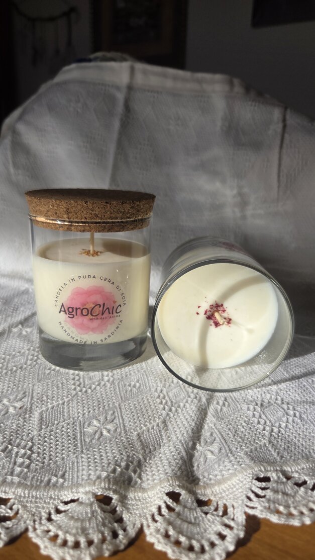 Candela di soia in Tazzine di ceramica con decori in rilievo