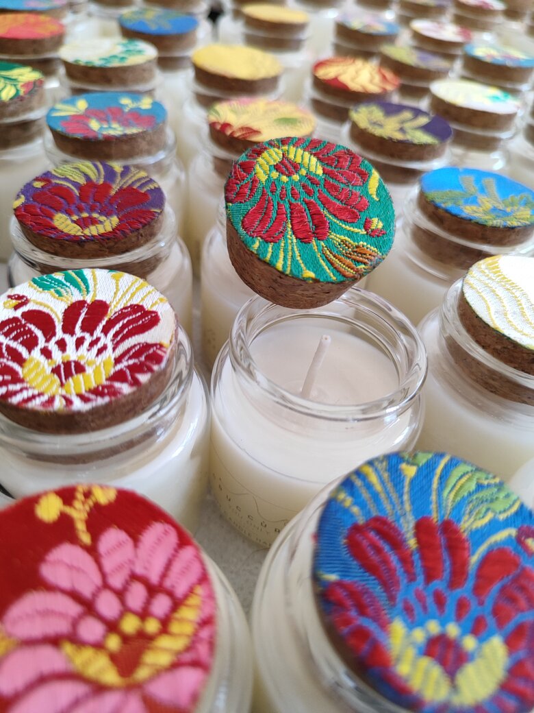 Candele in cera di soia con tappo in sughero rivestito in broccato di seta