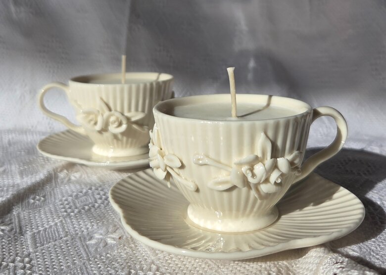 Candela di soia in Tazzine di ceramica con decori in rilievo