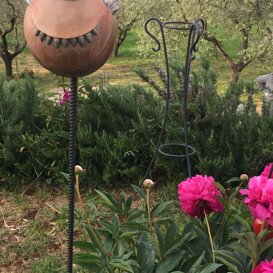 Pesce Palla - simpatico Realizzato in argilla rossa refrattaria: l'Oggetto può essere inserito in un tondino di ferro