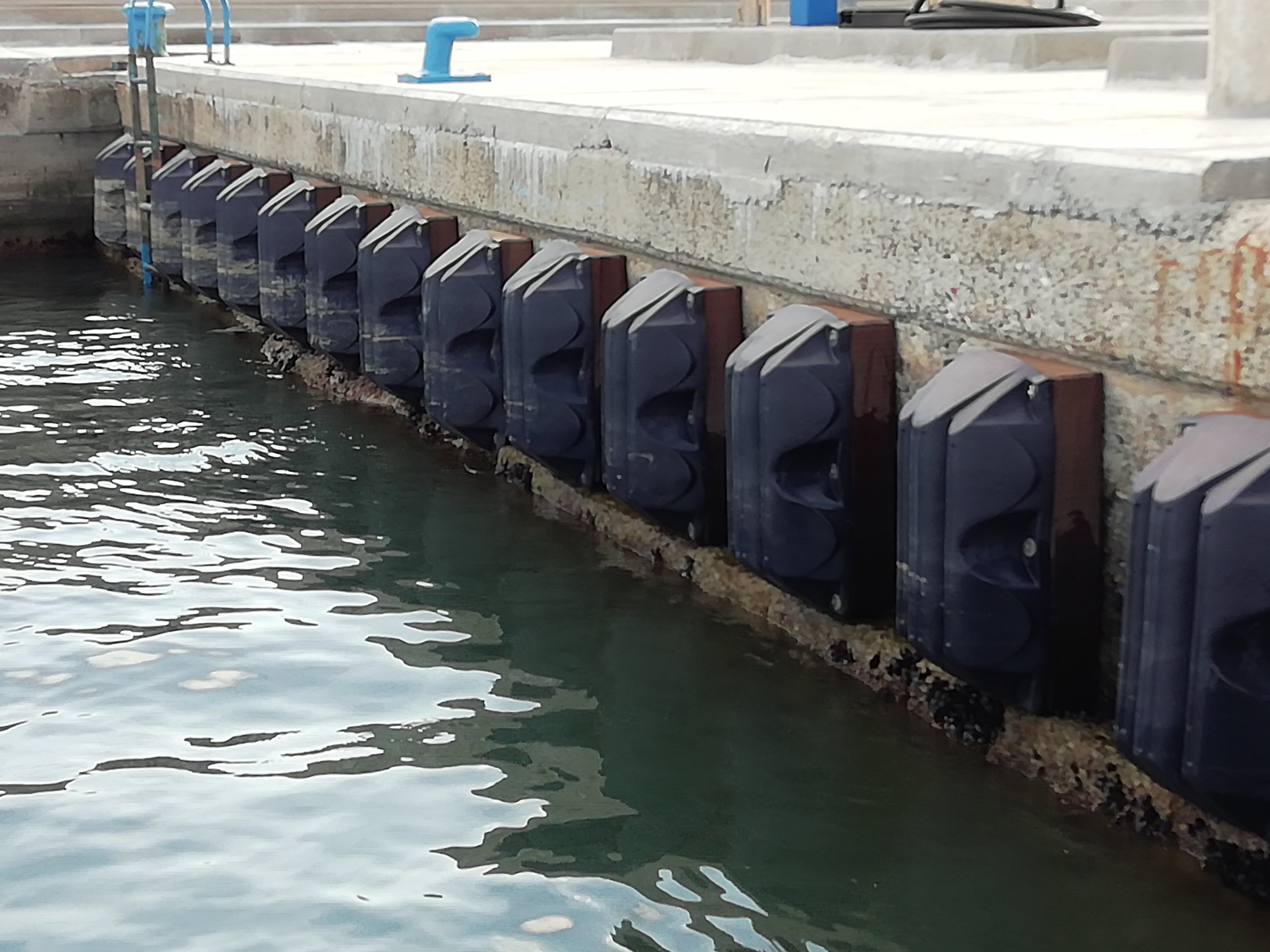 kerol-petrol-s.p.a---fornitura-e-posa-in-opera-di-parabordi-nel-porto-di-chiavari-(2).jpeg