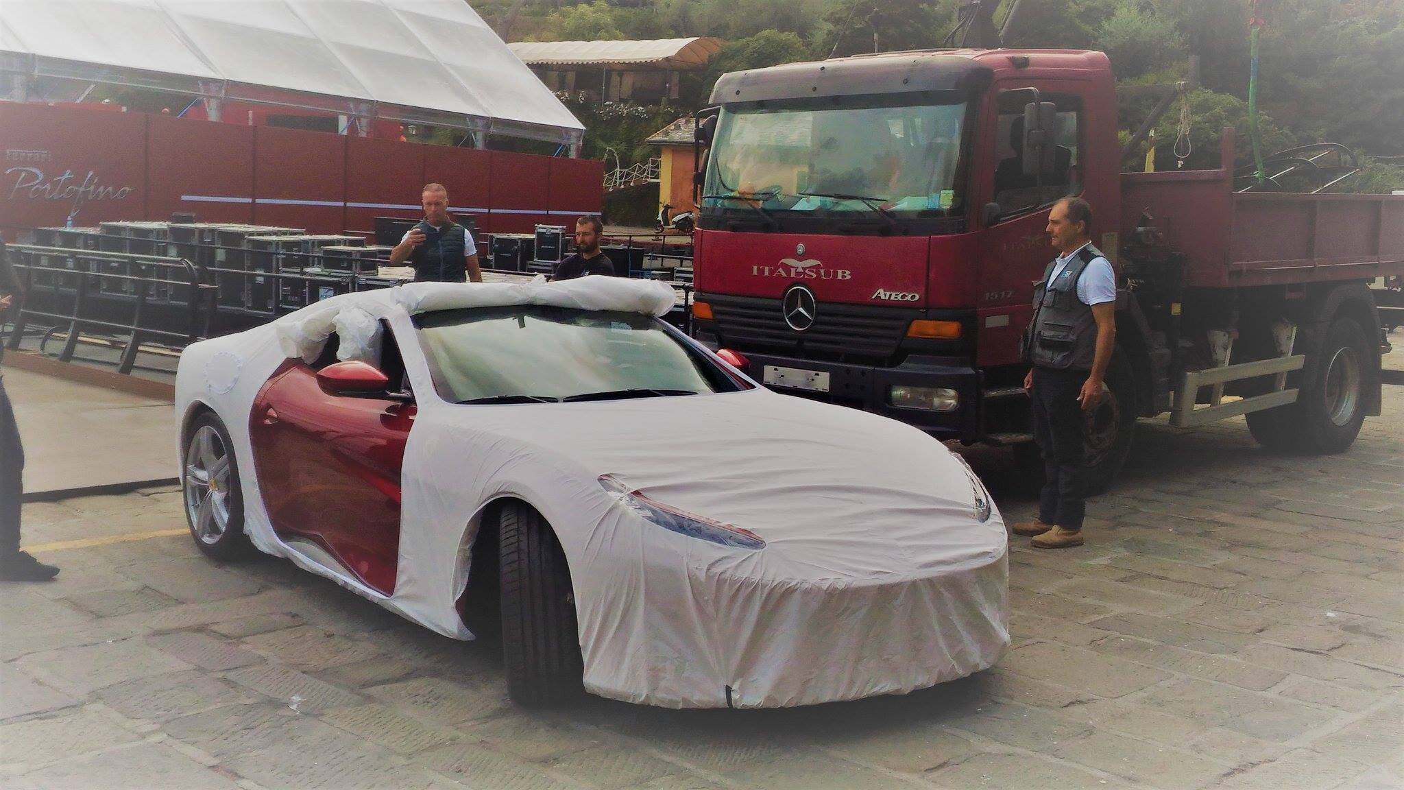 next-s.p.a-installazione-palco-da-montare-sul-pontone-per-la-presentazione-della-ferrari-a-portofino-3.jpeg
