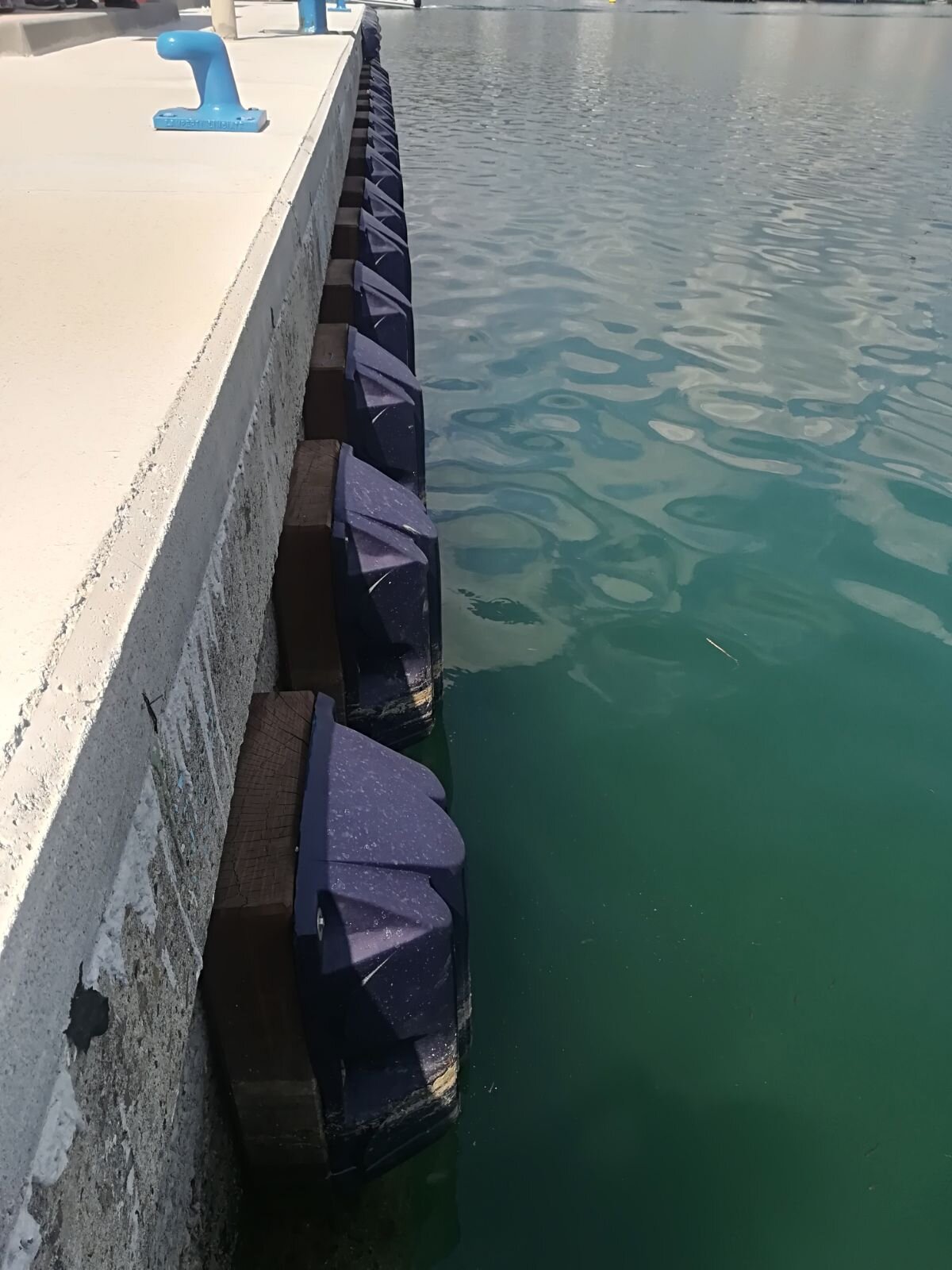 kerol-petrol-s.p.a---fornitura-e-posa-in-opera-di-parabordi-nel-porto-di-chiavari-(1)-.jpeg