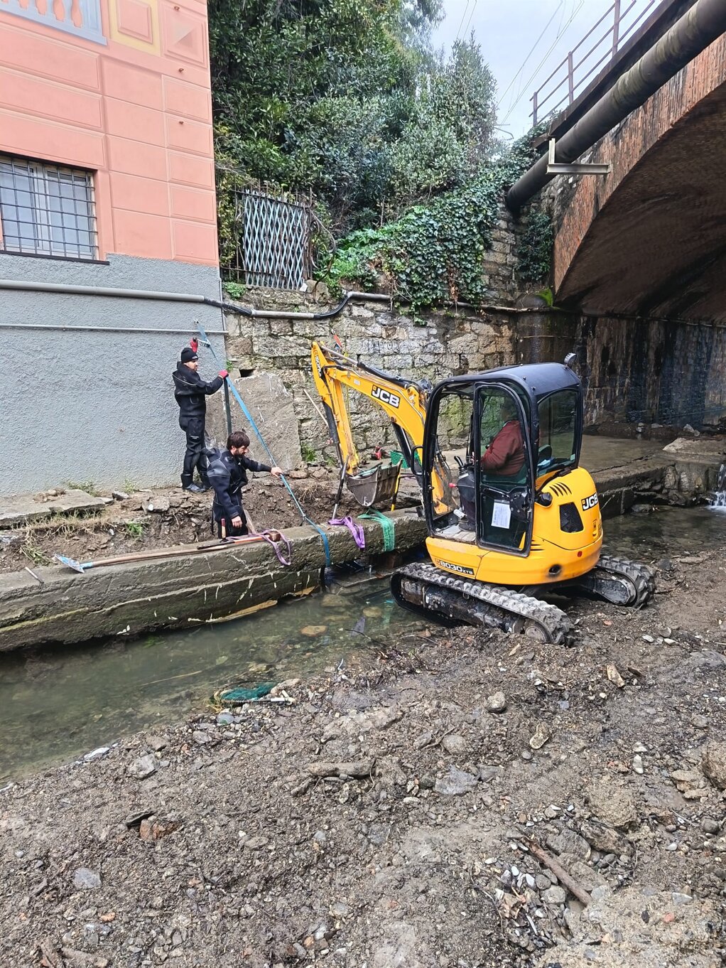rifacimento cordolo committente privato - condominio via avenaggi .jpeg