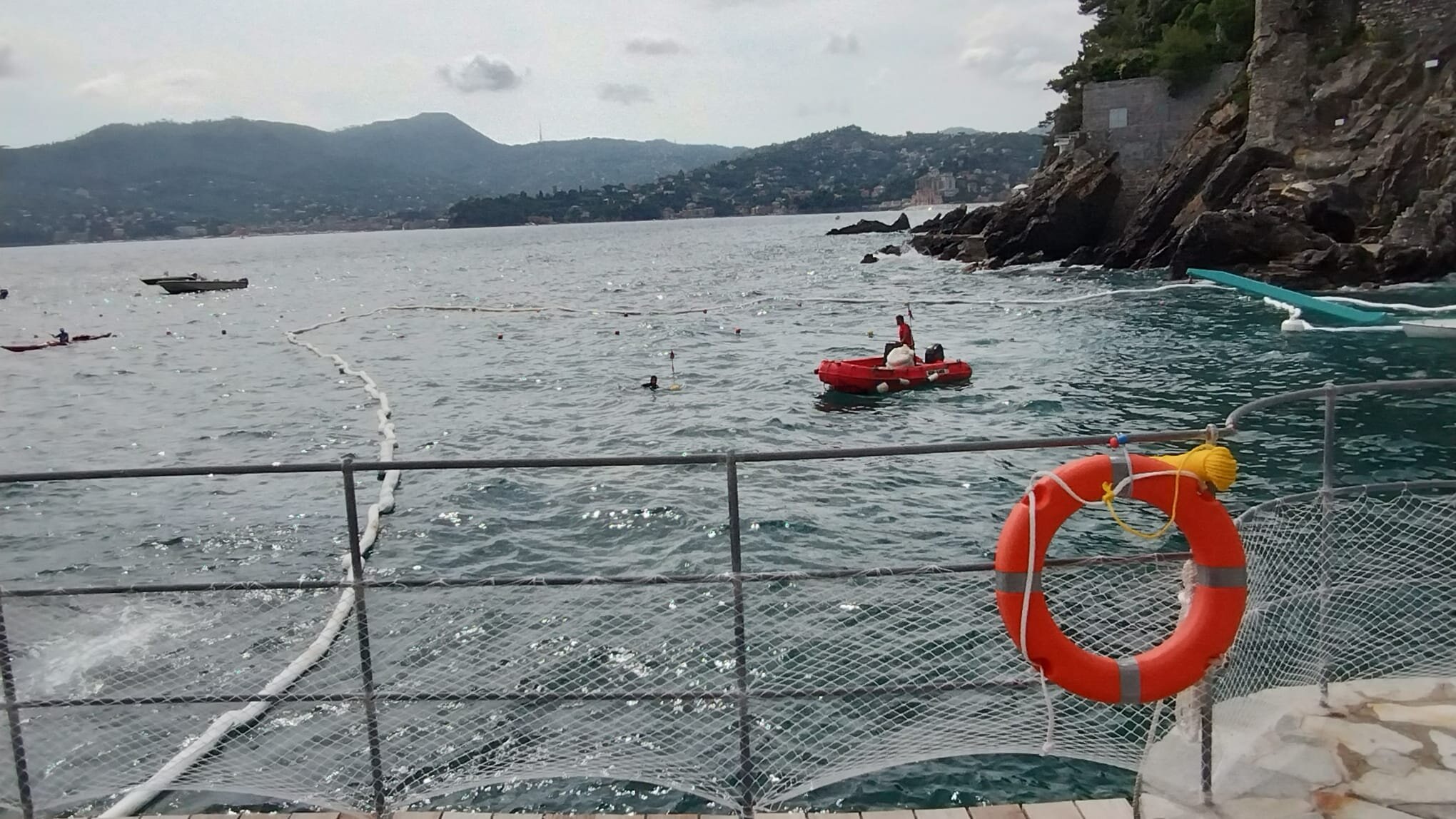 posa-panne-anti-inquinamento-per-marina-di-bardi.jpeg