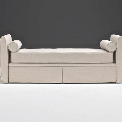 Dormeuse 'MARIA JOSE' Dormeuse dalla linea classica, liberamente ispirata allo stile sabaudo. Può essere rifinita con uno