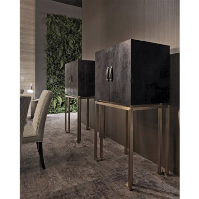 Chi ha tanta sete... ...può disporre due mobili bar affiancandoli l'uno all'altro