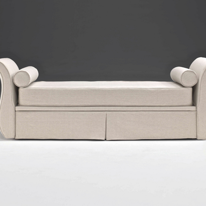 Dormeuse 'CONTEMPORANEA' Dormeuse dalla forma lineare, contemporanea, impreziosita da due rulli laterali a parallelepipedo e