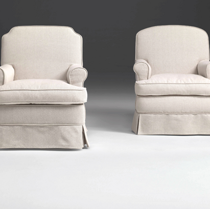 Poltrona 'MARIA JOSE' Poltrone dalle linee morbide, di gusto classico, rifinite con 'gonna' a sfondo piega e coda di topo,
