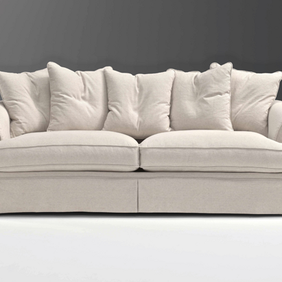 Divano 'EMANUELE FILIBERTO' Divano dalle linee morbide, di gusto classico, a 2 o 3 posti, rifinito con 'gonna' a sfondo piega e