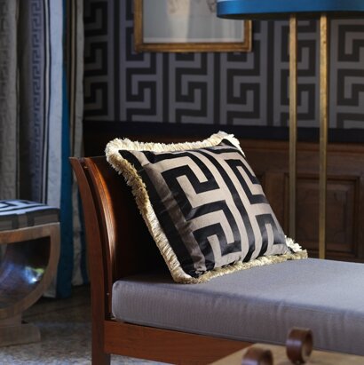 La passamaneria personalizza Le passamanerie (bordi, frange, embrasse) rifiniscono ogni manufatto rendendolo unico e originale