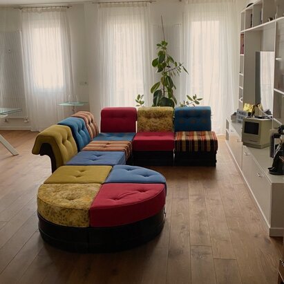 Divano Can-Can di Luciano Frigerio Meritato e doveroso restauro di un iconico divano, prodotto artigianalmente e in edizione limitata
