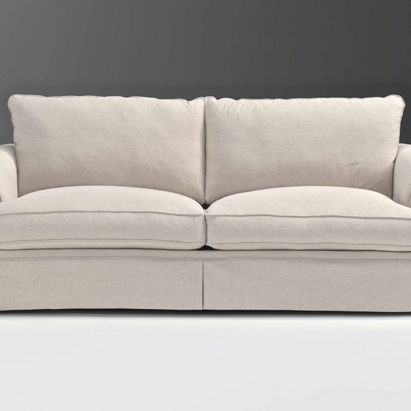 Divano 'MARIA JOSE' Divano dalle linee morbide, di gusto classico, a 2 o 3 posti, rifinito con 'gonna' a sfondo piega e