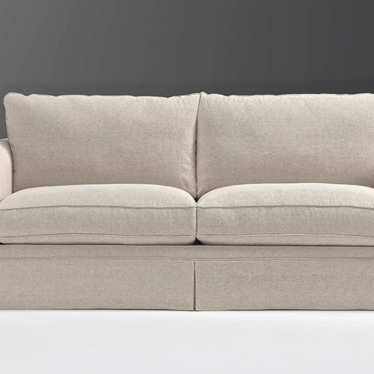 Divano 'CARLO ALBERTO' Divano dalle linee morbide, di gusto classico, a 2 o 3 posti, rifinito con 'gonna' a sfondo piega e