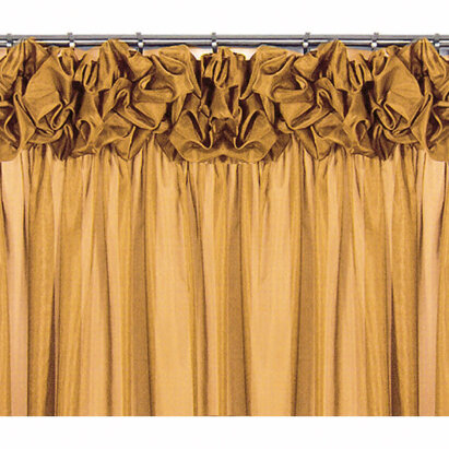 Tenda a 'Nuvola' La fettuccia in alto disegna una specie di nuvola, le onde sono disordinate conferendo all'insieme u