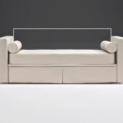 Dormeuse 'ELENA' Dormeuse dalla linea classica, liberamente ispirata allo stile sabaudo. Può essere rifinita con uno