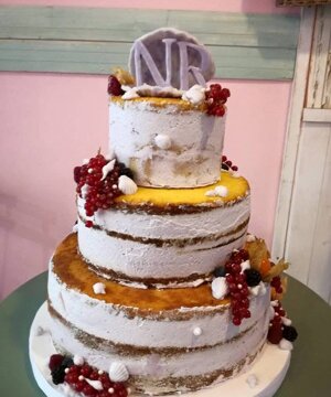 Naked cake spatolata con dettagli frutti di bosco freschi 
