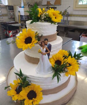 Torta bianca a piani stile rustico con girasoli