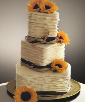 Torta quadrata a piani vegana stile rustico con girasoli