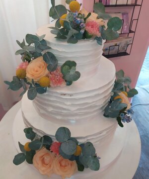 Torta delicata bianca con rose selvatiche rosa 