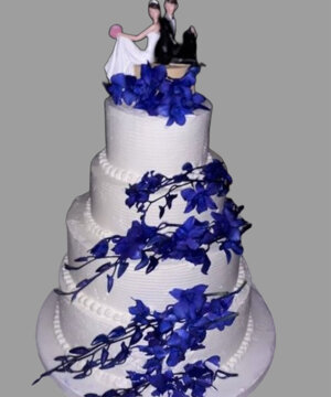 Torta nuziale bianca a piani con cascata fiori blu 
