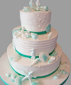 Torta bianca a piani con decorazioni marine verdi 
