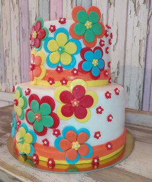 Torta in pasta di zucchero con detagli fiori colorati in pasta di zucchero 