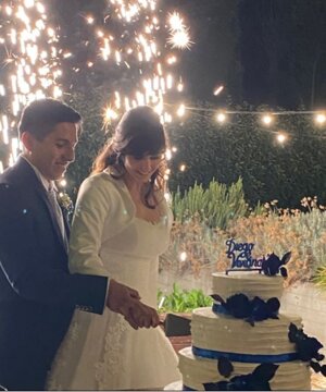 Torta bianca e blu con topper scritta sposi 