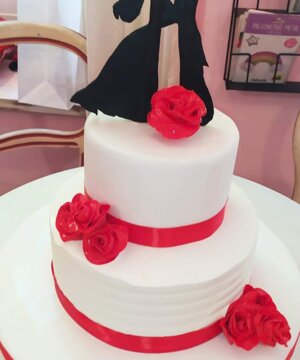 Torta bianca a piani con rose rosse in pasta di zucchero 