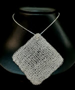 ciondolo-rombo-in-trama-dargento