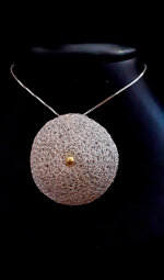 ciondolo-perla-in-trama-dargento-e-oro