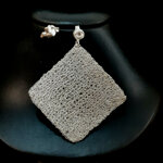 mono-orecchino-rombo-in-trama-dargento