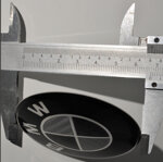 adesivo-bmw-diametro-66-mm-effetto-carbon-bianco-nero