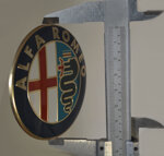 logo-adesivo-alfa-romeo-74-mm-gold-oro-74mm-per-cofano-giulietta-mito-147-156-159