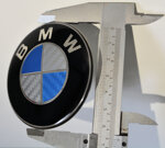 adesivo-bmw-diametro-66-mm-effetto-carbon-blu-bianco-nero