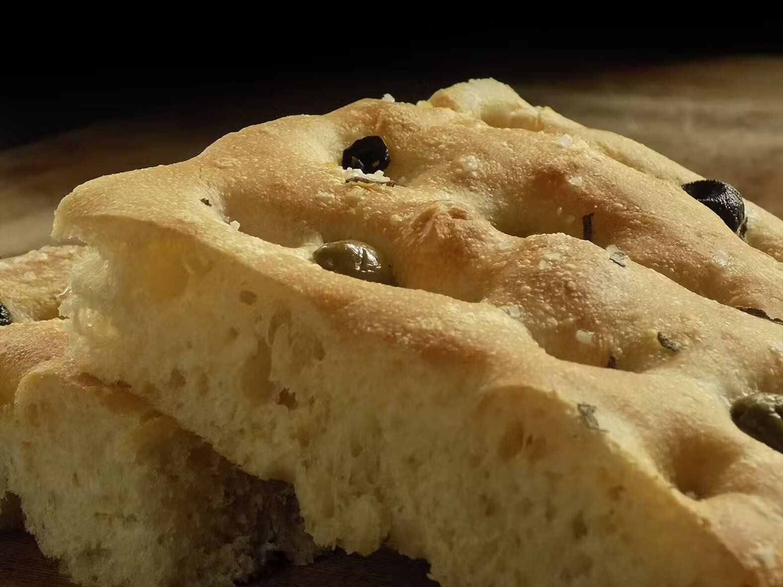 Focaccia posata sulla teglia Focaccia posata sulla teglia